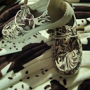 Wendy's Hey dudes size 7